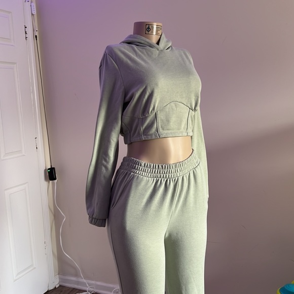 Two piece set - Picture 2 of 8